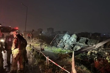 Başakşehir'de iplik yüklü kamyon ağaçlık alana devrildi