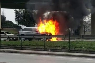 Başakşehir&rsquo;de l&uuml;ks bir otomobil alev aldı