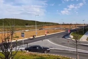 Başakşehir’de ön kaldıran motosiklet sürücüsünün kaza anı kamerada