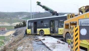 Başakşehir'de park halindeyken aniden hareket eden İETT otobüsü şarampole devrildi