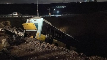 Başakşehir'de park halindeyken kayan İETT otobüsü şarampole devrildi