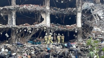 Başakşehir'de yangının 70 saatte söndürüldüğü fabrikada incelemeler sürüyor