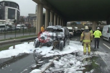 Basın Ekspres yolunda l&uuml;ks otomobil alev aldı