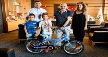 Başkan Oral’dan Türkiye ikincisi Deniz Yıldırım’a bisiklet