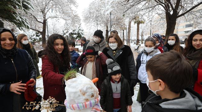 Başkan Şahin, çocukların kar sevincine ortak oldu
