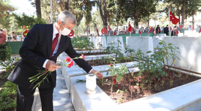 Başkan Tahmazoğlu 15 Temmuz'da şehitliği ziyaret etti