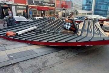 Başkent'te fırtına restoranın çatısını uçurdu