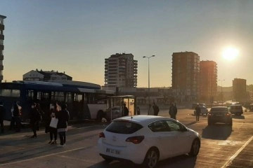Başkentte kaza yapan araç otobüs durağına daldı: 4 yaralı
