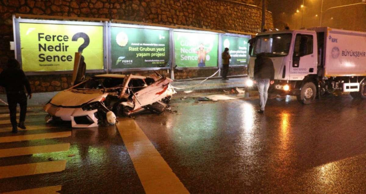 Başkent'te lüks otomobil kar küreme aracına çarparak hurdaya döndü: 2 yaralı