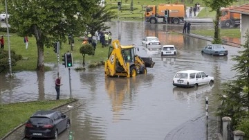Başkentte sağanak nedeniyle su basan yollarda araçlar mahsur kaldı
