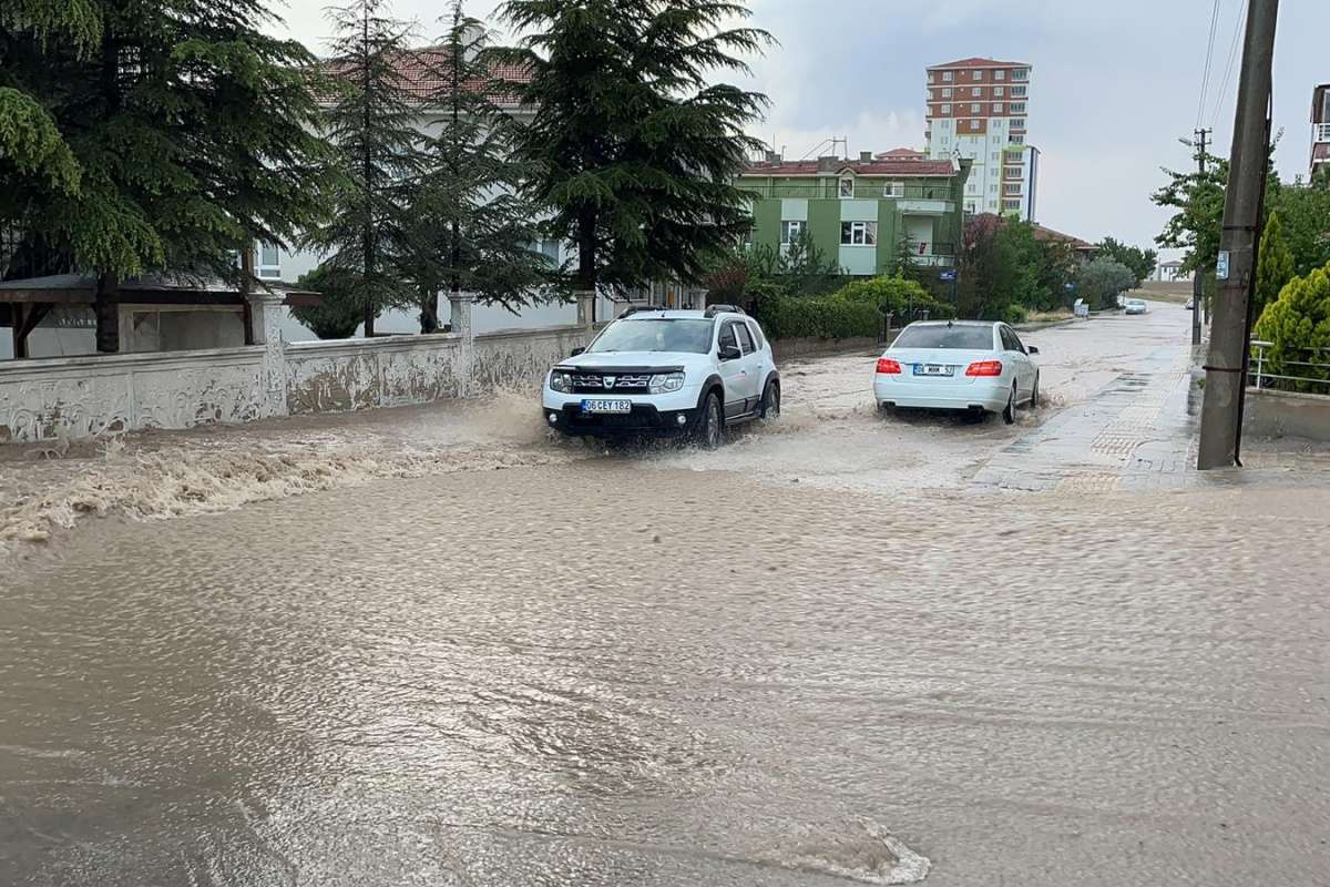 Başkent'te sağanak yağış sonrası meydana gelen sel hayatı olumsuz etkiledi