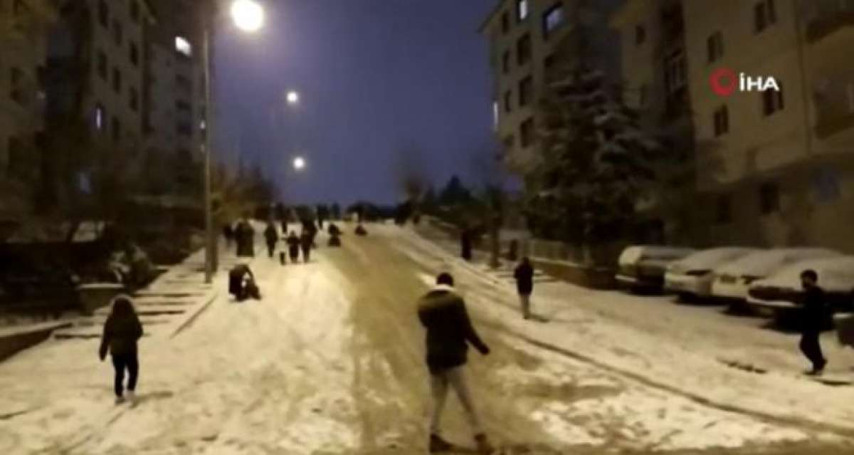Başkent'te vatandaşlar kar yağışının tadını poşetlerle kayarak çıkardı