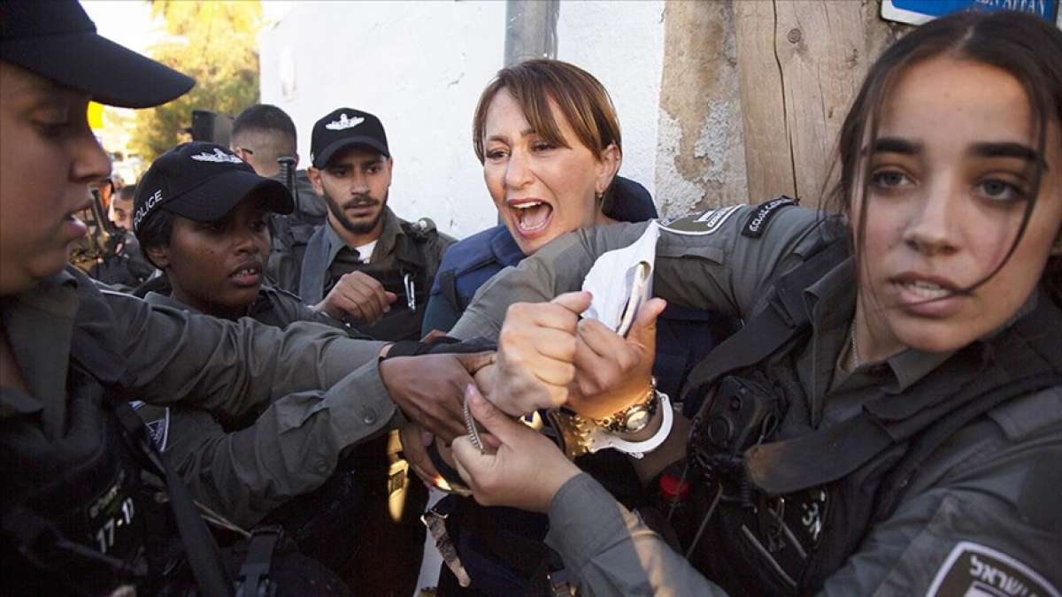 Batı Şeria'da gazeteciler İsrail polisinin saldırdığı Al Jazeera muhabirleri için gösteri düzen