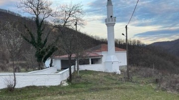 Batı Trakya'da bir kişi camiye girerek Kur’an-ı Kerimleri yırttı