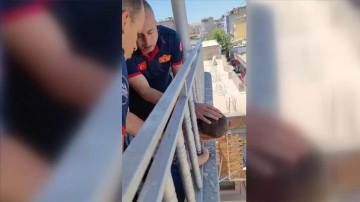 Batman'da başı balkon demirine sıkışan çocuk kurtarıldı