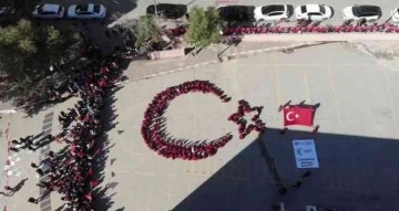 Batman’da Cumhuriyet Bayramı Türkçe ve Kürtçe halaylar eşliğinde kutlandı