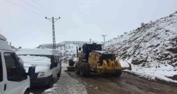 Batman’da etkili olan kar yağışı köy yollarını ulaşıma kapattı
