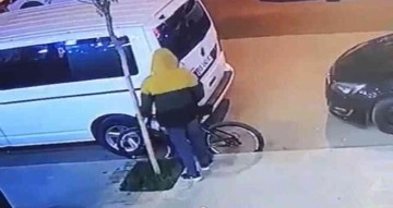 Batman’da kaldırımda çalınan bisiklet güvenlik kamerasına takıldı