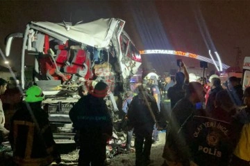 Batman’da tır ile yolcu otobüsü çarpıştı: 1 ölü, 22 yaralı