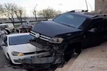 Batman&rsquo;da trafik kazası g&uuml;venlik kamerasına yansıdı