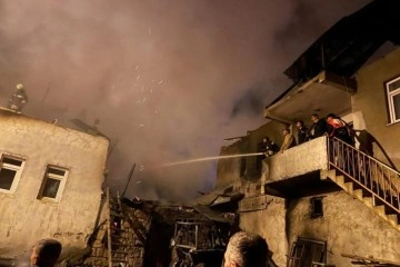 Bayburt’ta köydeki 3 ev, 6 ahır ve 4 samanlık yandı