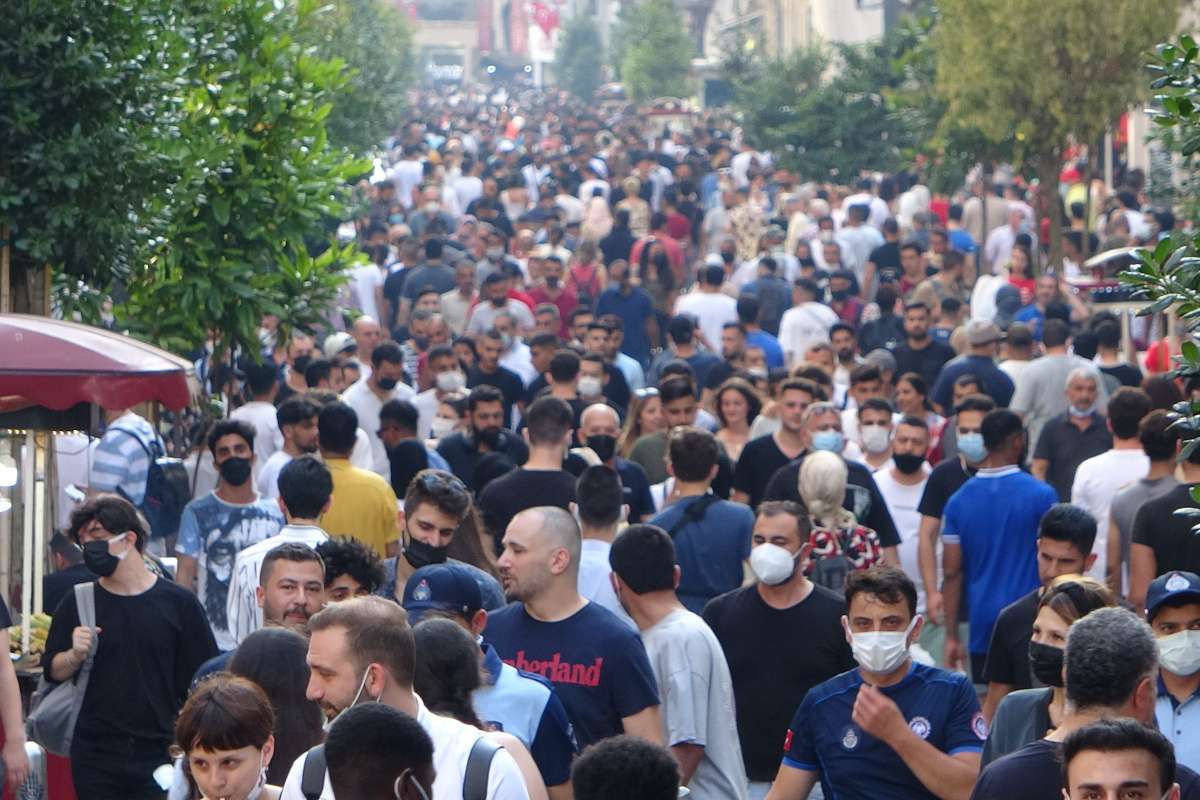 Bayram arifesinde Taksim'de yoğunluk