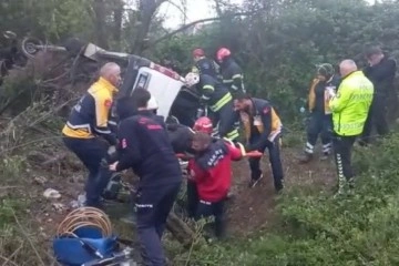 Bayram tatili için yola çıkan minibüs TEM'de devrildi: 13 yaralı