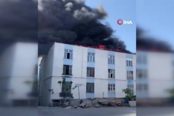 Bayrampaşa'da bir işyerinin çatısında yangın çıktı