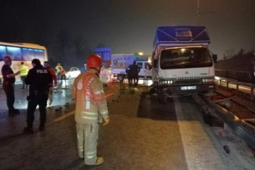 Bayrampaşa’da kamyonet ile otomobil çarpıştı: 6 yaralı