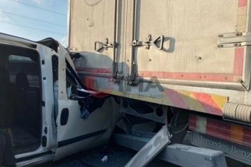 Bayrampaşa’da makas atarak ilerleyen araç kamyona çarptı