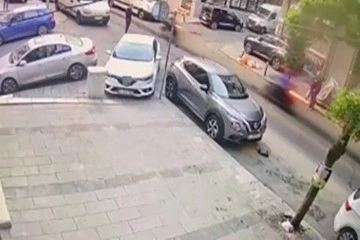 Bayrampaşa’da park halindeki motosikleti çalan 2 şüpheli kamerada