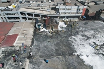 Bayrampaşa’da sanayi sitesinin çatısında bulunan depo alev alev yandı