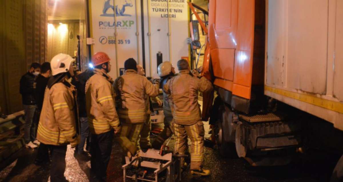 Bayrampaşa'da zincirleme kaza: Sıkışan tır sürücüsünü itfaiye ekipleri kurtardı