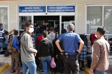 Bekçiler kamyonet kasasında 78 kaçak göçmen yakaladı