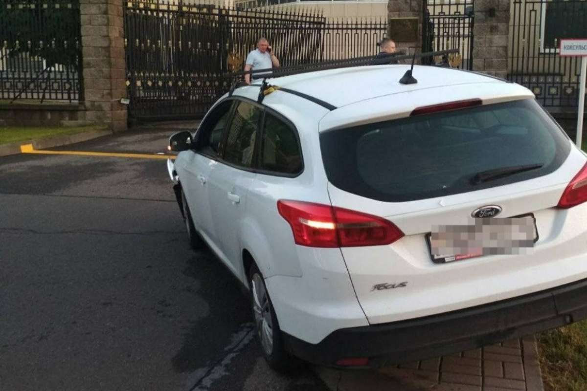 Belarus'ta bir araç Rus Büyükelçiliğinin girişine daldı