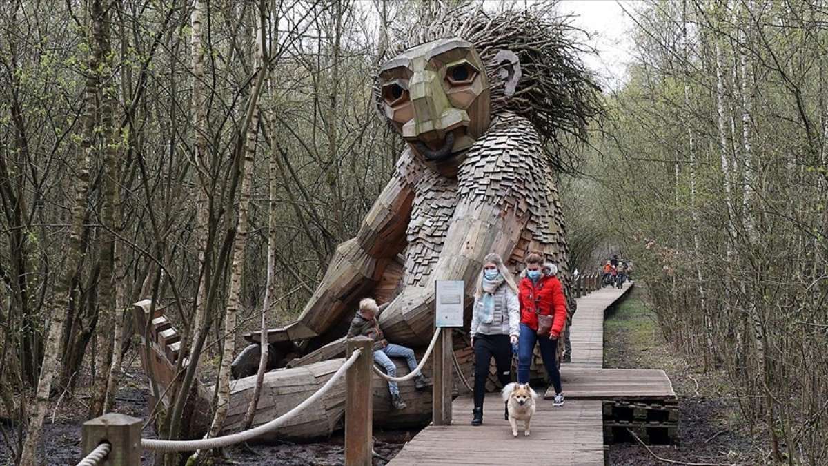 Belçika'nın yeşil alanlarında gizlenen ahşap dev heykeller ilgi çekiyor