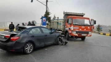 Belediye başkanının makam aracı ile kamyonet çarpıştı: Ölümden döndüler!