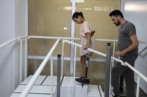 Belediye otobüsü altında kalan Rukiye, protez bacakla ilk adımı attı