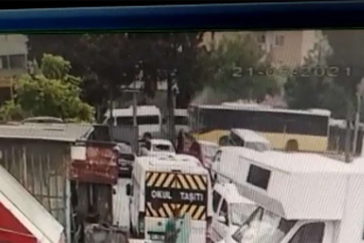 Belediye otobüsü park halindeki servis araçlarına çarptı: 4 yaralı