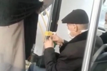 Belediye otobüsünde örgü ören yaşlı amcayı görenler gözlerine inanamadı