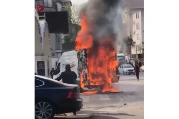 Belediyeye ait ara&ccedil; alev topuna d&ouml;nd&uuml;