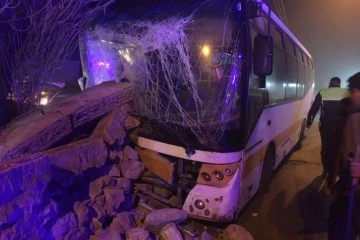 Belediyeye ait yolcu otobüsü istinat duvarına çarptı: 2 yaralı