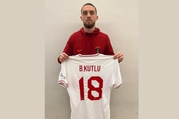 Berkan Kutlu, depremzedeler i&ccedil;in milli takım formasını bağışladı