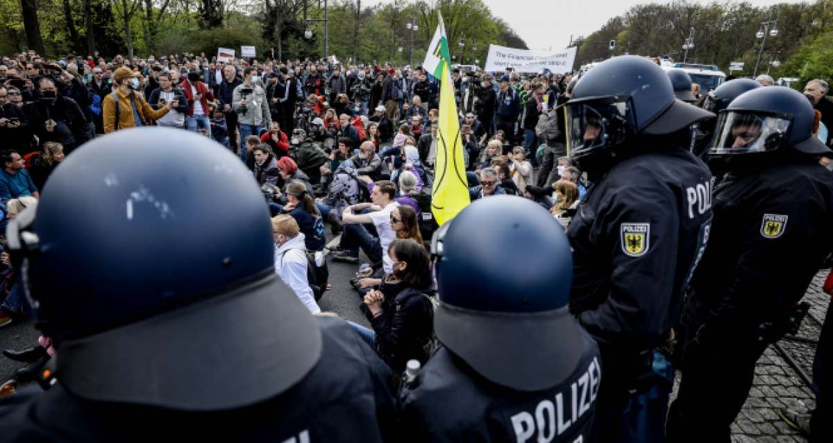 Berlin'de 'Enfeksiyondan Koruma Yasası' protestosu: 150'den fazla gözaltı