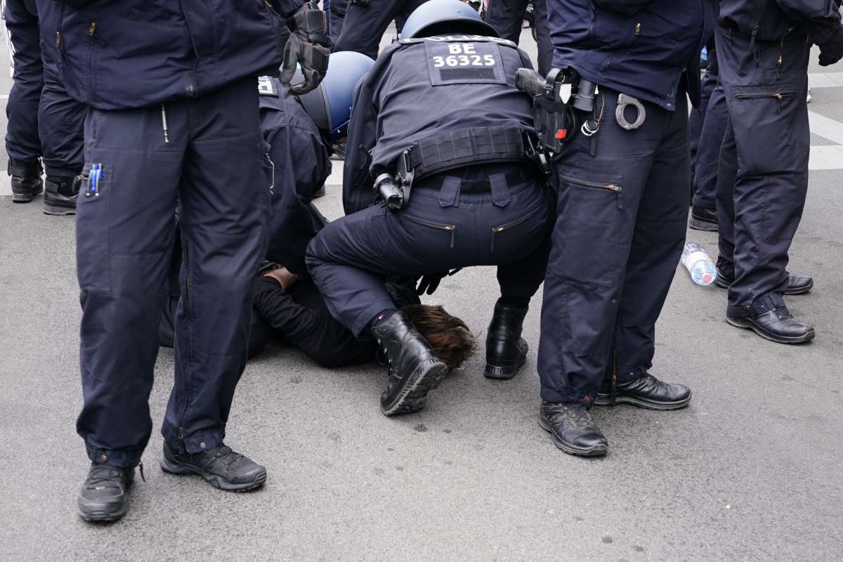 Berlin'de izinsiz korona protestolarında göstericiler ile polis arasında arbede