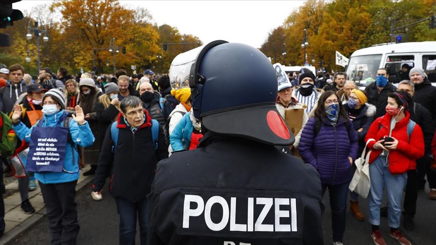 Berlin’de Kovid-19 politikasına karşı yapılan gösteriye polis müdahalesi