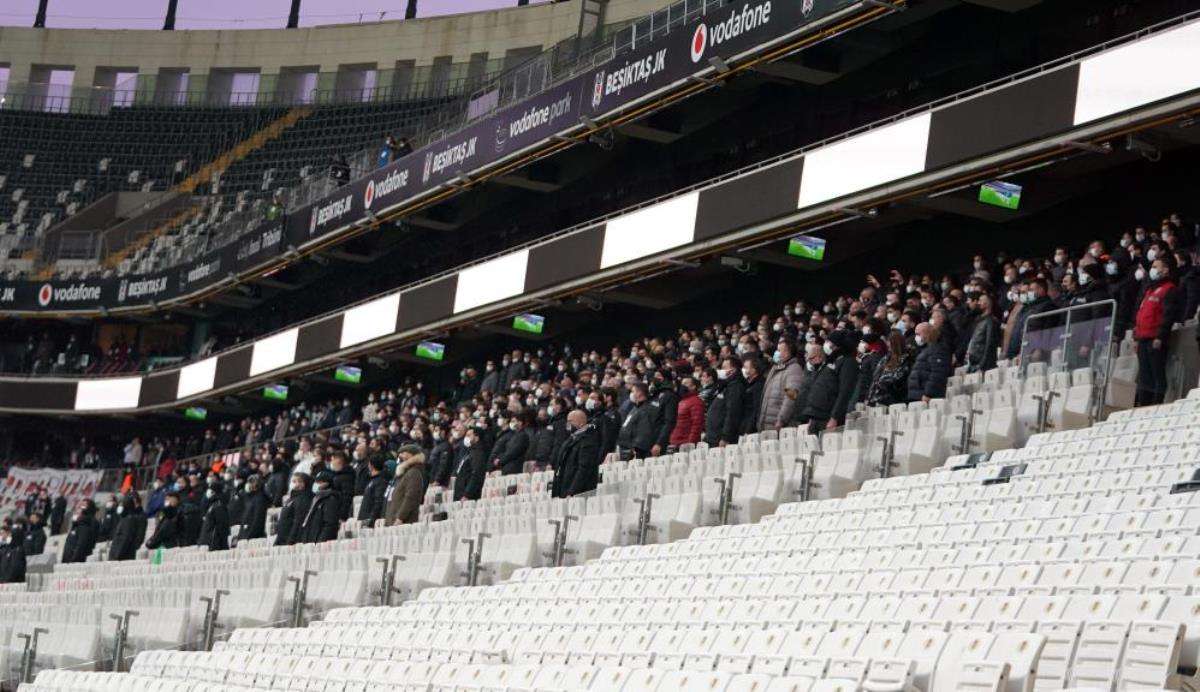 Beşiktaş-Fenerbahçe derbisinde tribünlerde az da olsa seyircinin bulunması tepki çekti