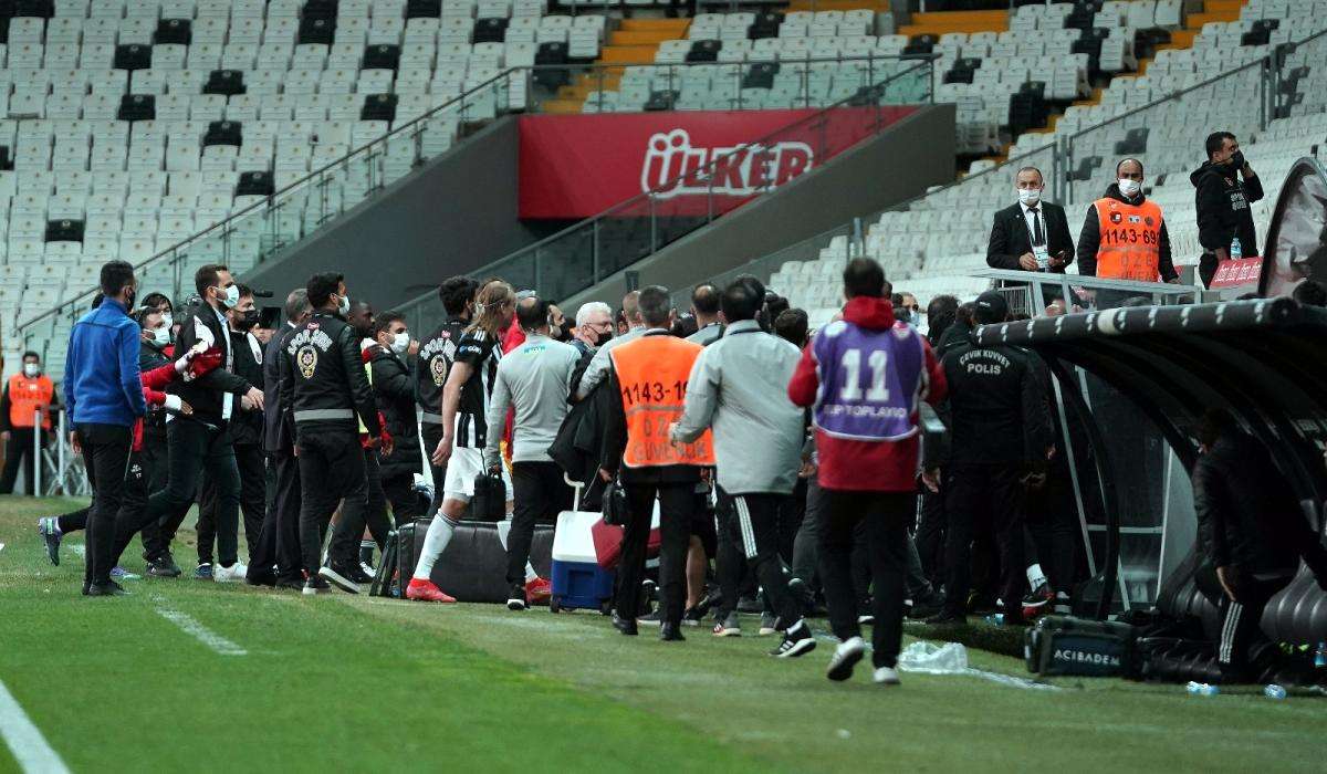 Beşiktaş, Karagümrük'e kaybetti ve maç sonu ortalık savaş alanına döndü