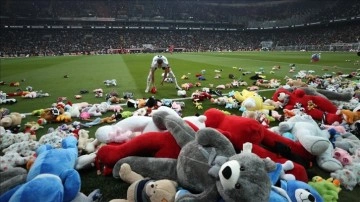 Beşiktaş taraftarı, depremzede &ccedil;ocuklar i&ccedil;in sahayı oyuncaklarla donattı