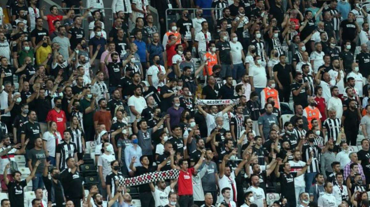 Beşiktaş taraftarından Çaykur Rizespor maçında çarpıcı protesto: Ülkede mülteci istemiyoruz